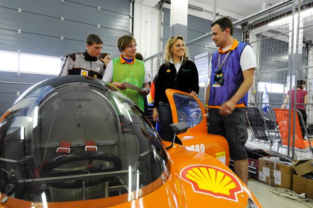 Shell belohnt 100.000 Autofahrer / Die ersten deutschen Teilnehmer, die auf www.shell.de/dasmaximumausjedemtropfen ein virtuelles Training absolvieren, erwartet ein 5 EUR-Tankgutschein
