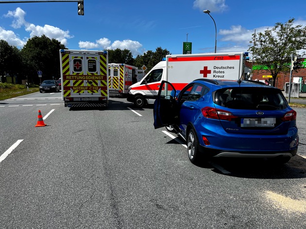 FFW Schiffdorf: Verkehrsunfall sorgt für drei Verletzte: Rettungsdienst, Polizei und Feuerwehr im Einsatz