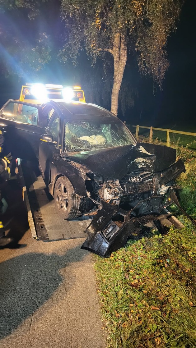 FFW Fredenbeck: PKW-Fahrer nach Unfall schwer verletzt / Feuerwehr befreit Fahrer aus Audi