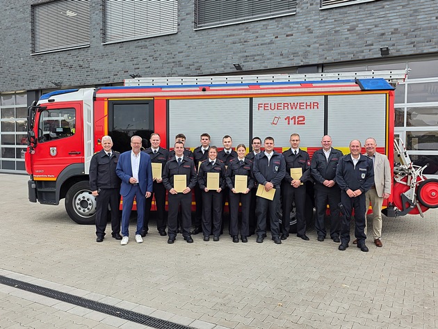 FW Bergheim: Hauptamtliche Feuerwehrleute der Feuerwehr Bergheim befördert und ernannt Bürgermeister Volker Mießeler verteilt zahlreiche Urkunden