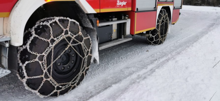 FW-WRN: Allradantrieb und Schneeketten sichern die Einsatzfahrt in die verschneiten ländlichen Einsatzgebiete