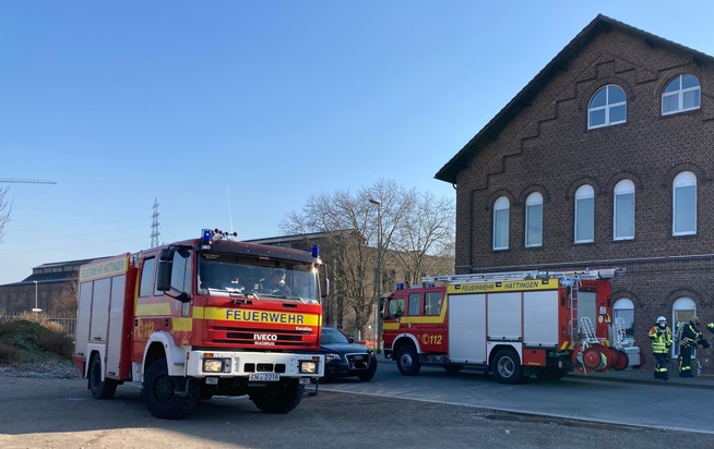 FW-EN: Gemeldete Rauchentwicklung aus Gebäude und brennende Reifen - Feuerwehr Hattingen am Sonntag mehrmals im Einsatz.