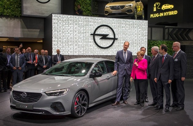 Opel Automobile GmbH: Bundeskanzlerin Angela Merkel besucht Opel auf der IAA (FOTO)