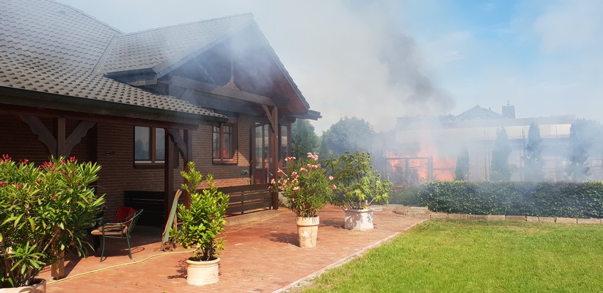 POL-STD: Beim Unkrautabbrennen Holzunterstand in Brand geraten - schneller Einsatz der Feuerwehr kann Übergreifen der Flammen auf Wohnhaus verhindern, Polizei warnt vor Gewinnversprechungsmasche