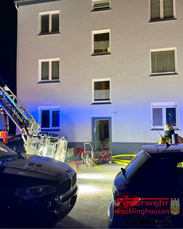 FW-RE: Wohnungsbrand am Samstagabend verläuft glimpflich - keine Verletzten