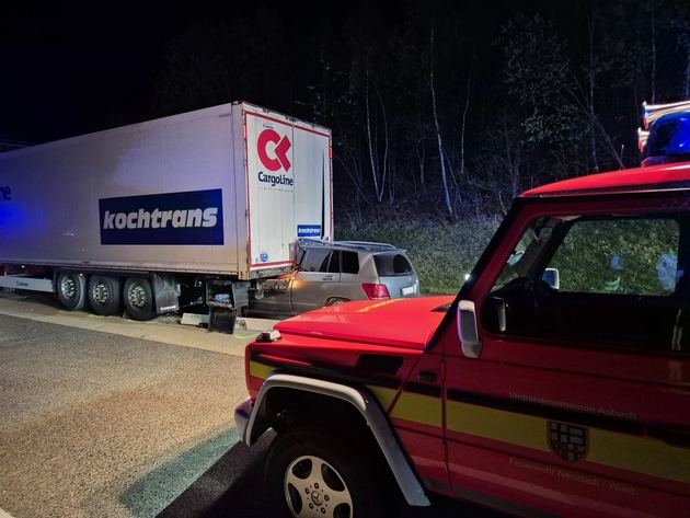 FW VG Asbach: LKW-Brand auf der A3 f&uuml;hrt zu langem R&uuml;ckstau / Unfall am Stauende