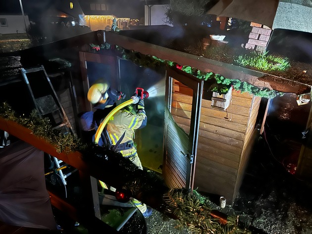 FW Menden: Gartenhaus brennt vollständig aus