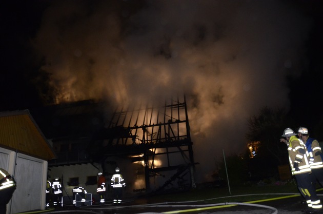 KFV-CW: Scheune mit Wohnhaus brannte lichterloh
Über 100 Einsatzkräfte  bei Großbrand in Ebershardt im Einsatz
Keine Verletzten aber hoher Sachschaden