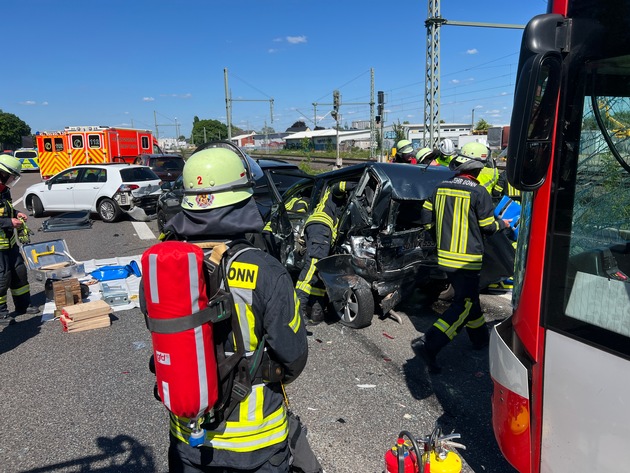 FW-BN: Verkehrsunfall auf der A 59 - acht verletzte Personen.