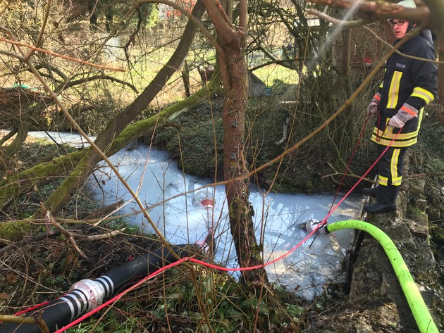 FW-GL: Hilfeleistungseinsatz nach Verkehrsunfall im Stadtteil Herkenrath von Bergisch Gladbach