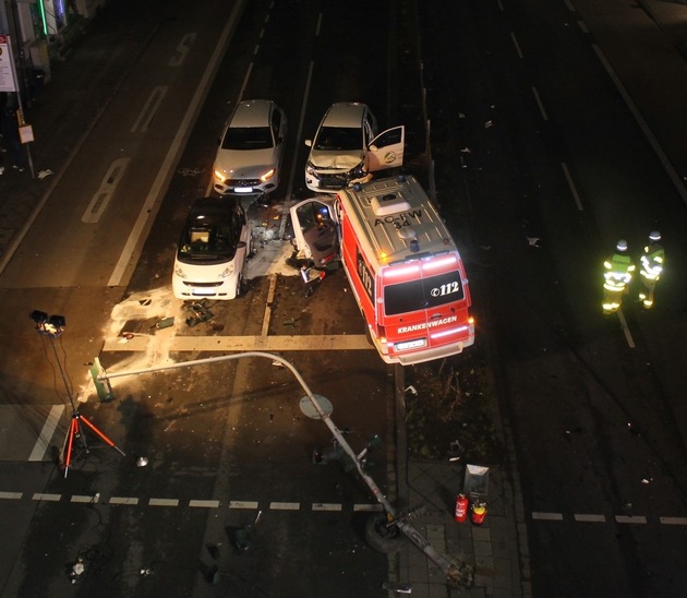 POL-AC: Unfall auf dem Adalbertsteinweg: Straße stundenlang gesperrt, mehrere Menschen verletzt