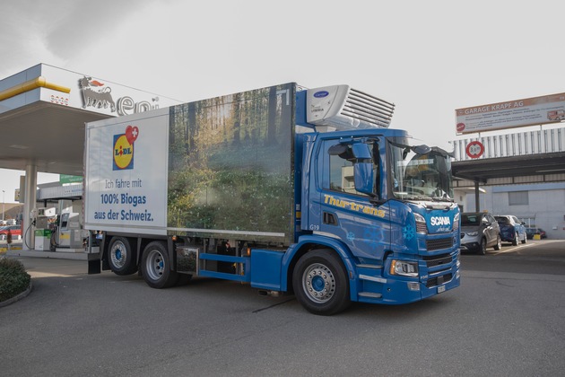 Erster Tankvorgang: Biogas-LKW von Lidl Schweiz nehmen Fahrt auf
