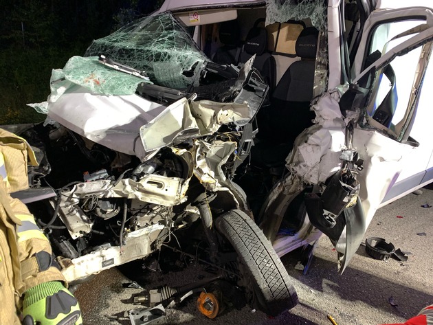 FW Lehrte: Schwerer Verkehrsunfall A2: Transporter fährt auf LKW auf, Fahrer verstirbt.