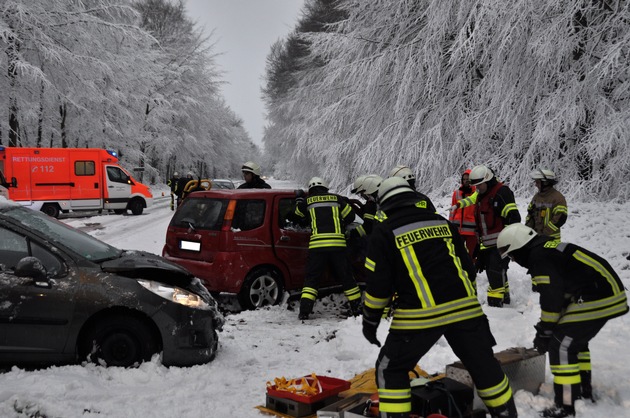 FW-KLE: Verkehrsunfall: 7 Verletzte, darunter 2 Säuglinge