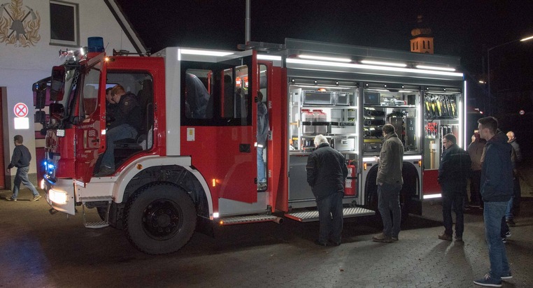 FW-OE: neues Tanklöschfahrzeug in Elspe eingetroffen - Großer Bahnhof am Feuerwehrhaus