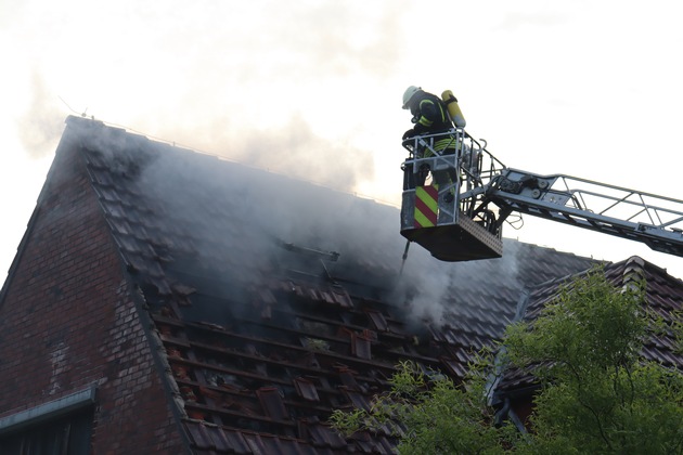 FFW Schiffdorf: Dachstuhlbrand - Feuerwehr kann schlimmeres verhindern