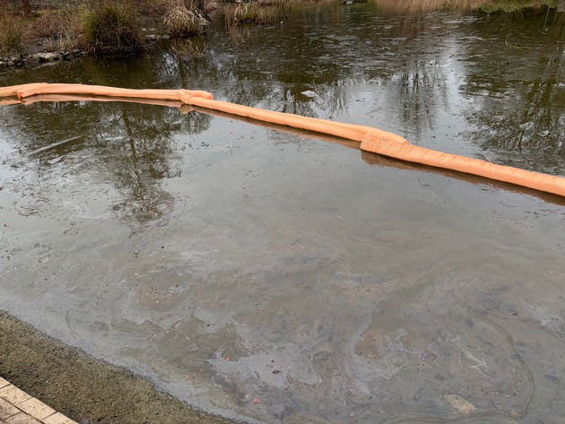 FW Bad Honnef: Ölfilm auf einem Teich ruft Feuerwehr auf den Plan