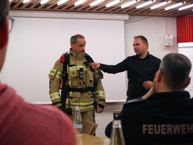 FW-KLE: Neue Schutzausrüstung für die Klever Feuerwehr / Einladung zum Pressetermin mit dem Bürgermeister