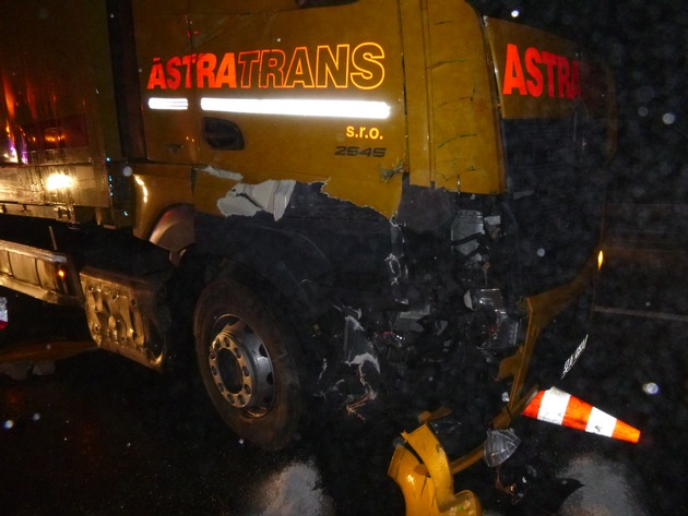 POL-VDMZ: Autobahn nach schwerem LKW-Unfall über Stunden voll gesperrt