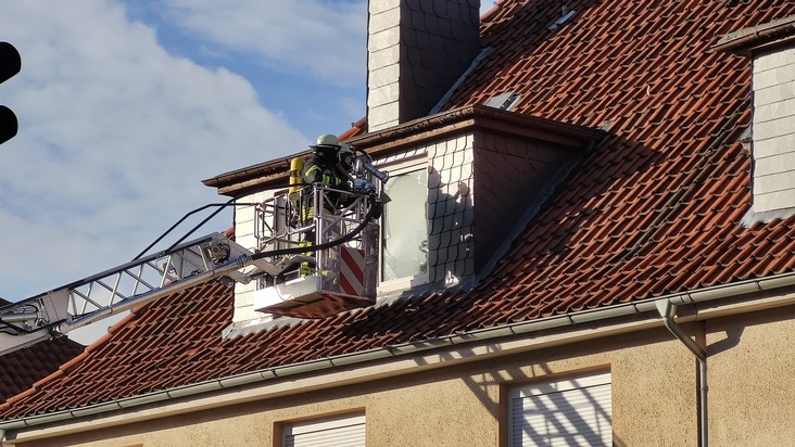FW Celle: Geschossdecke durchgebrannt - Feuer in Mehrparteienhaus!
