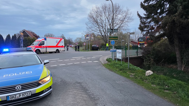 FW-ROW: PKW durchbricht Br&uuml;ckengel&auml;nder und landet im Kanal