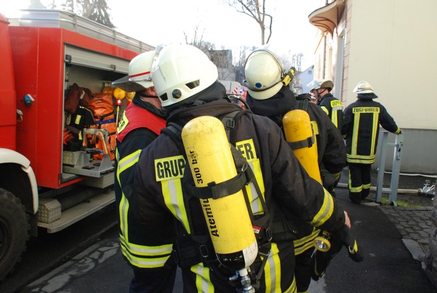 FW-AR: Kellerbrand verraucht komplettes 3-Familienhaus in Arnsberg:
Zwei Personen mit Verdacht auf Rauchgasvergiftung im Krankenhaus