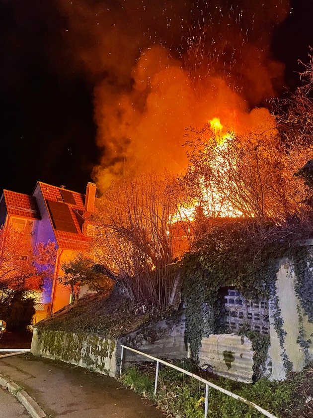 FW Stuttgart: Brand einer Gartenh&uuml;tte