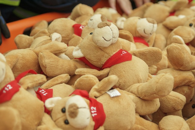 FW Menden: Kleine Teddys geben Kindern Geborgenheit...