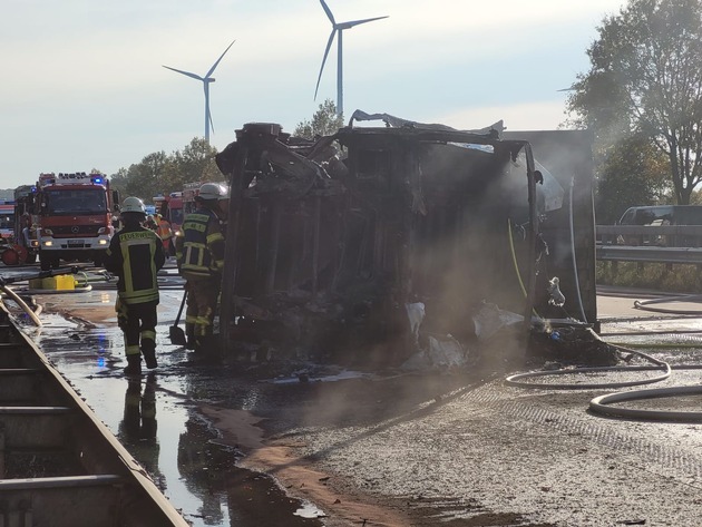 POL-CUX: Update zum schweren Verkehrsunfall auf der BAB 27 bei Schwanewede - Vollsperrung dauert noch an (Lichtbild in der Anlage)