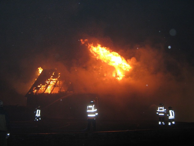 POL-HOL: Negenborn - LK Holzminden: Scheunenbrand verursacht mehrere Hunderttausend Euro Sachschaden  - Feuerwehr mit starken Kräften im Einsatz  / Pferd verendet -