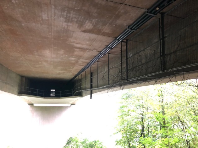 POL-HX: Geocacher von der Weserbrücke bei Beverungen-Herstelle abgerutscht