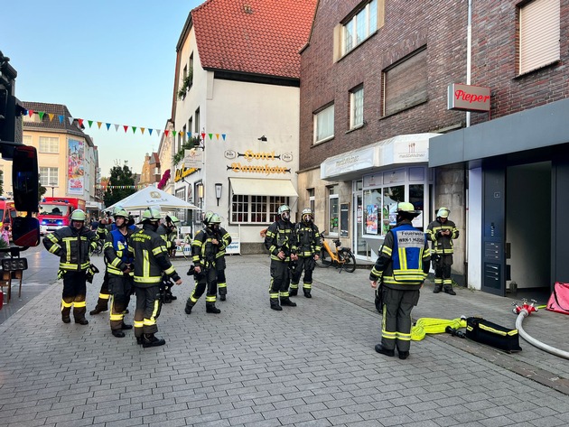 FW-WRN: FEUER_3 - Rauchentwicklung aus Fenster