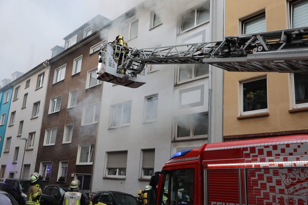 FW-E: Kellerbrand in einem Mehrfamilienhaus - Mehrere Personen über Drehleitern gerettet
