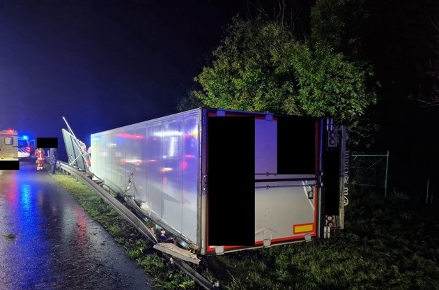 API-TH: Sattelzug mit Lebensmitteln in Graben verunfallt