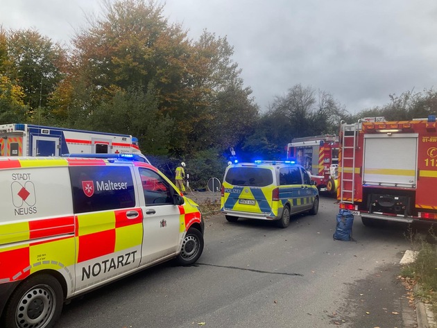 FW Grevenbroich: Feuerwehr befreit eine verletzte Person nach Verkehrsunfall in Grevenbroich