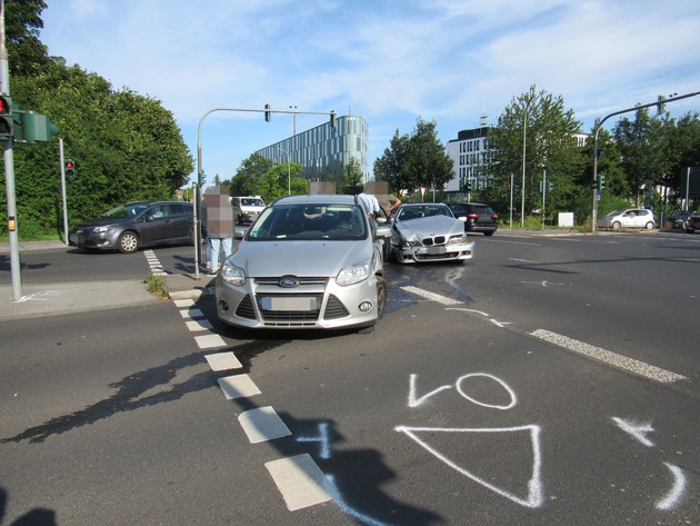POL-ME: Zusammenstoß im Kreuzungsbereich fordert eine verletzte Person und erhebliche Verkehrsstörungen - Mettmann - 2108125