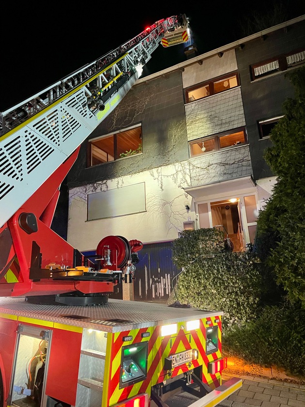 FW-EN: Kaminbrand im Dahlienweg - Feuerwehr mit Drehleiter unter Atemschutz im Einsatz