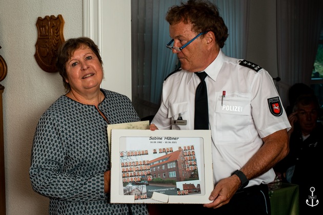 POL-WHV: 40 Jahre Dienst bei der Polizei in Varel - Verabschiedung von Kriminalhauptkommissarin Sabine Hübner (mit Bildern)
