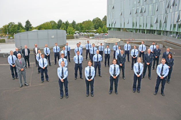 POL-ME: 59 neue Polizeibeamtinnen und Polizeibeamte für die Kreispolizeibehörde Mettmann - Kreis Mettmann - 2109006