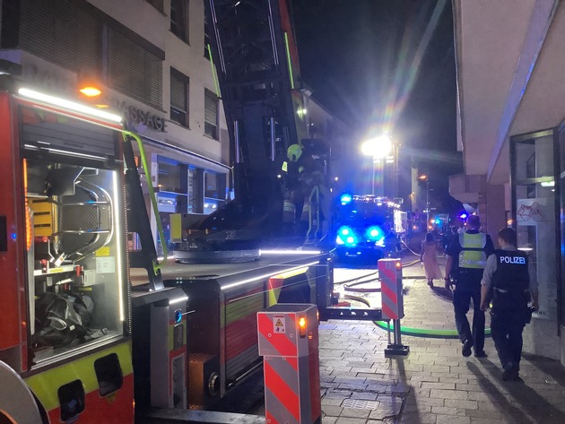 FW Paderborn: Gemeldeter Wohnungsbrand mit Menschenleben in Gefahr in der Rosenstraße