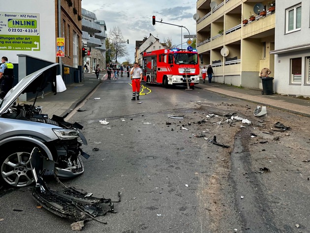 FW-GL: Ein Todesopfer und vier Verletzte bei Verkehrsunfall in der Stadtmitte von Bergisch Gladbach