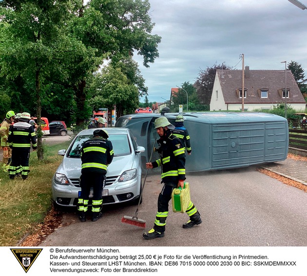 FW-M: Umgestürzter Kleintransporter blockiert Fahrbahn (Hadern)
