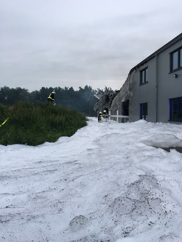 FW-KLE: Drittmeldung: Brand eines kunststoffverarbeitenden Betriebs im Gewerbegebiet Bedburg-Hau