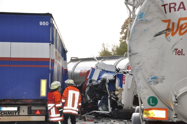 POL-WL: Schwerer Verkehrsunfall mit vier beteiligten Lkw