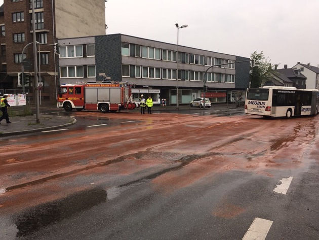 FW-Erkrath: Großflächige Kraftstoffverunreinigung sorgt für Verkehrsbehinderungen