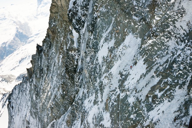 Neuer Rekord am Matterhorn: Mammut Pro Team Athlet Dani Arnold knackt Bestzeit in der Matterhorn Nordwand