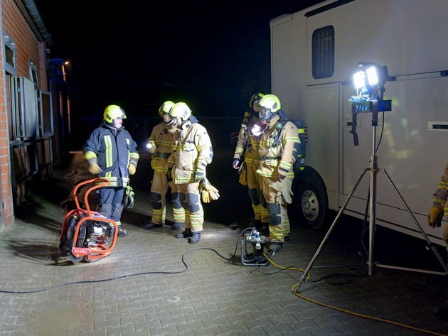 FW Paderborn: Brand in einem Pferdestall auf einem landwirtschaftlichen Anwesen