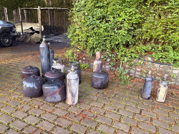FW-E: Brand eines Unterstandes in Burgaltendorf - mehrere Gasflaschen geborgen