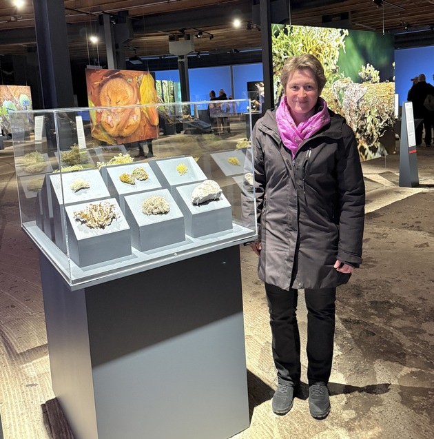 Biologin der Universit&auml;t Koblenz mit Flechten und Moosen in der Ausstellung &bdquo;Mythos Wald&ldquo;
