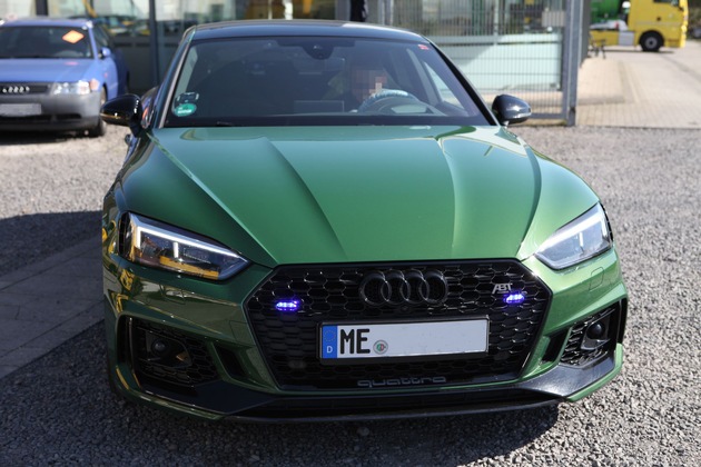 POL-NE: Auffälliger Audi mit eingebauten Blaulichtern sichergestellt - Urkundenfälschung und Verstoß Waffengesetz - Wo ist der Fahrer als Polizist aufgetreten? (Fotos beigefügt)